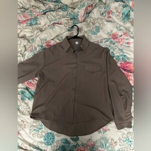 Nice color it doesn’t wrinkle easily. Never worn no tag